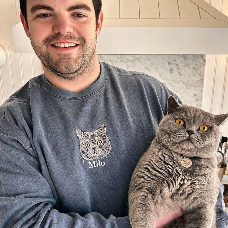 Sweatshirt Embroidered Pet Portrait – Your pet's always with you!